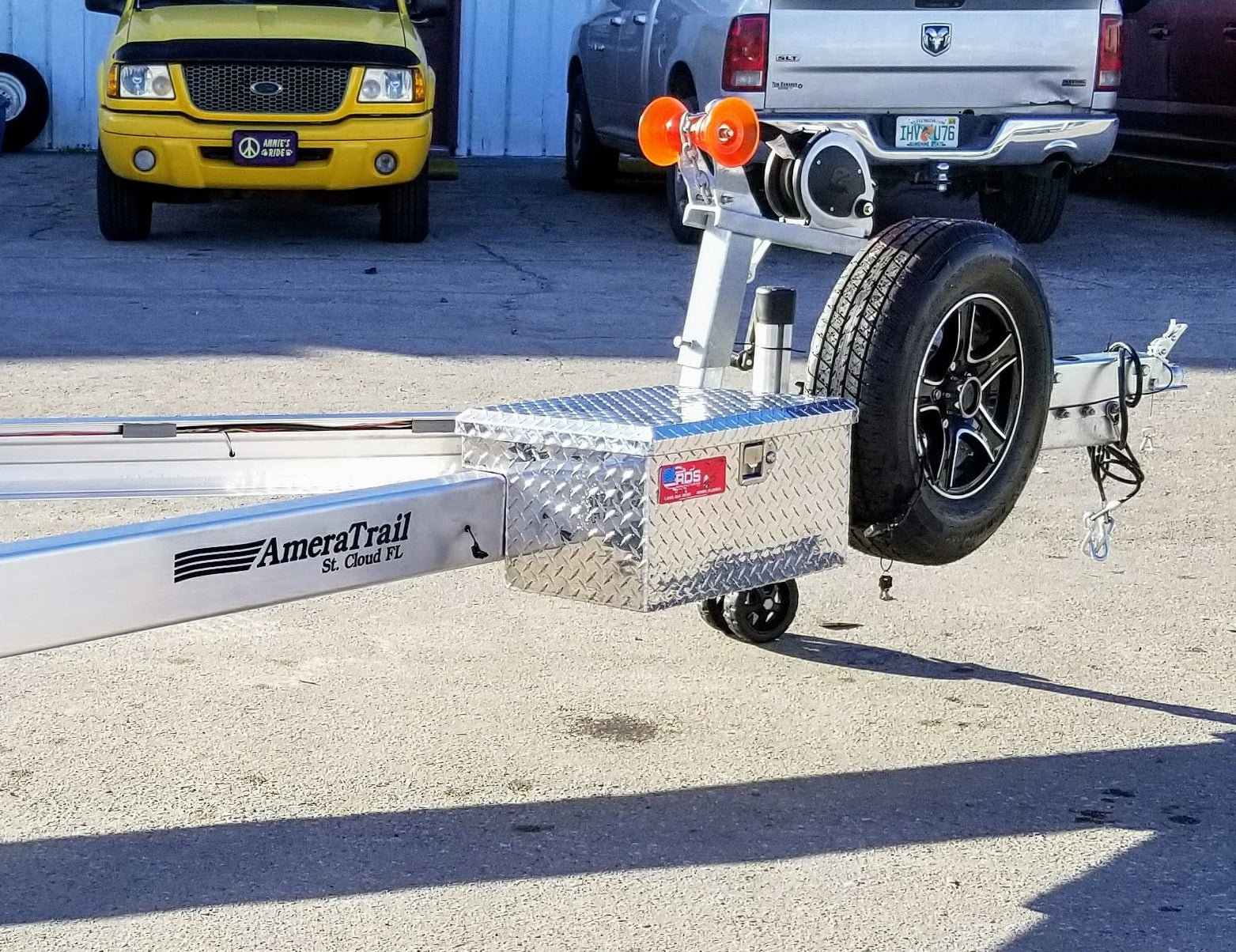 Side Mount Diamond Plate ToolboxSHIPPING IS SENT THROUGH FEDEX/UPS. T